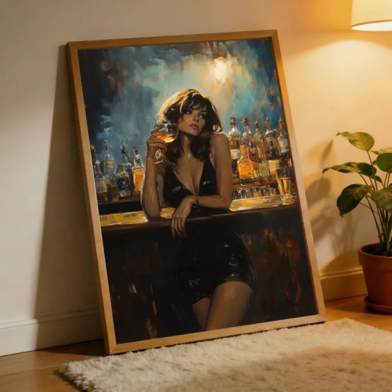 Schilderachtige poster van een vrouw in zwarte jurk aan een bar, glas in hand, omringd door flessen in warm licht.